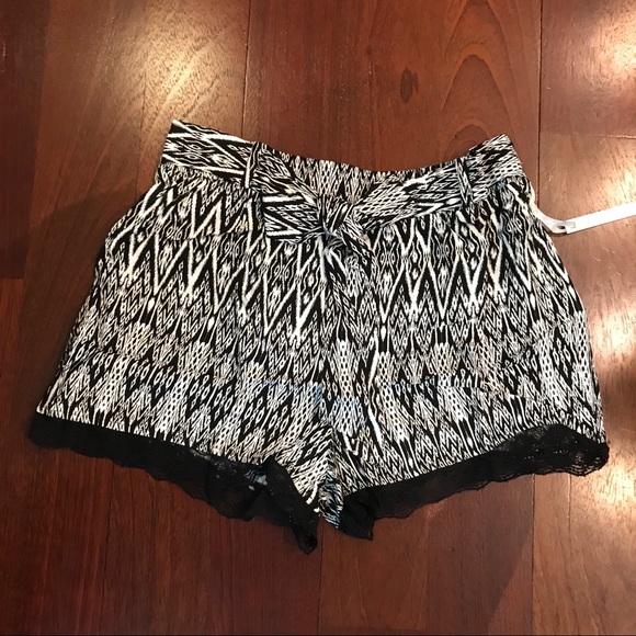 1 left! 5⭐️ rated black&white lace trim shorts - Picture 6 of 8